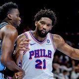 Clint Capela (à gauche) n'a pas démérité face à Joel Embiid. KEYSTONE/EPA/ERIK S. LESSER